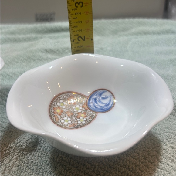 Fukagawa Porcelain Kotobuki Akae plum-blossom shaped bowls - Picture 10 of 11
